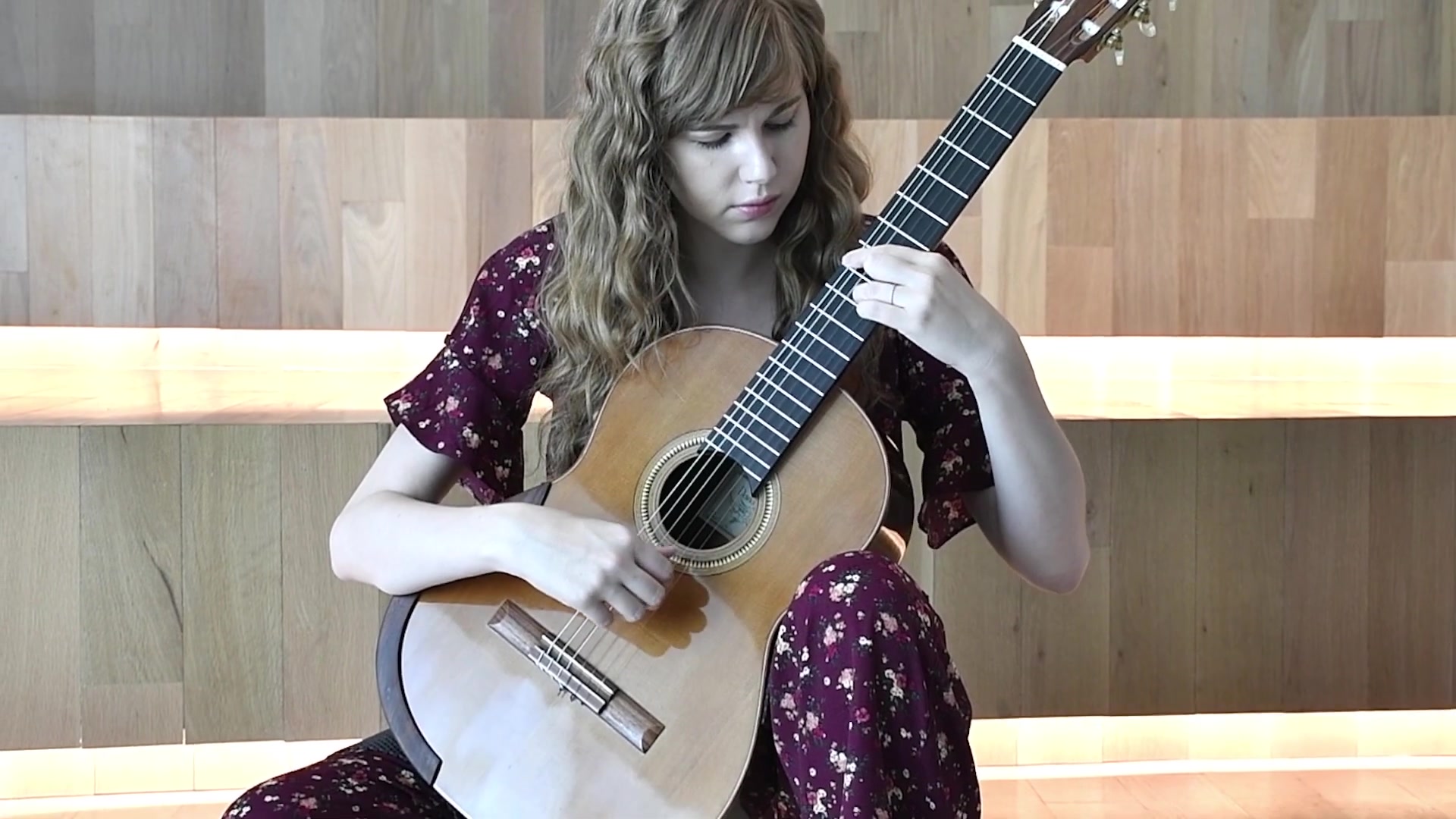 弹吉他的少女高清摄影大图-千库网