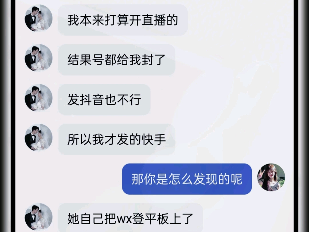 一群人围着两个光巴子唱生日快乐