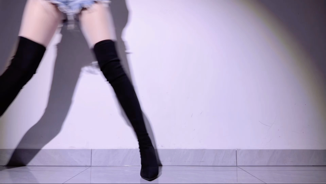 许久未见，过膝长靴米米上线