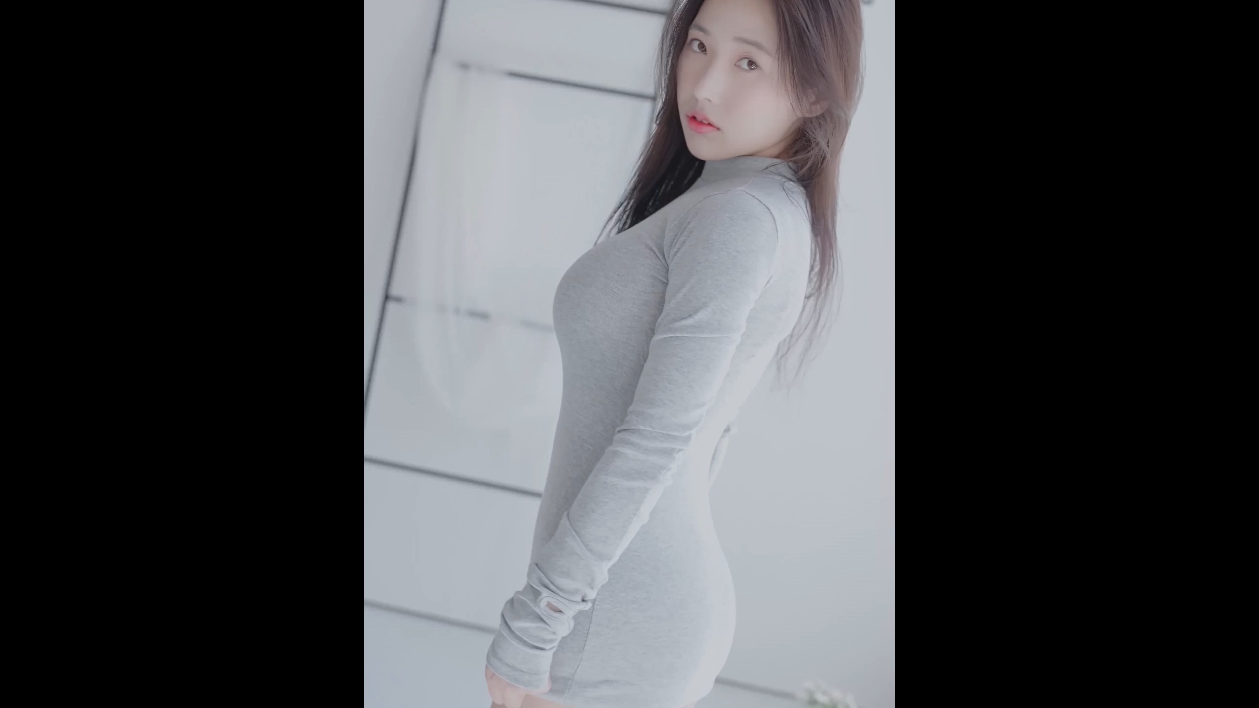 a glance back reveals a hundred winks (idiom); look back and see a hundred winks