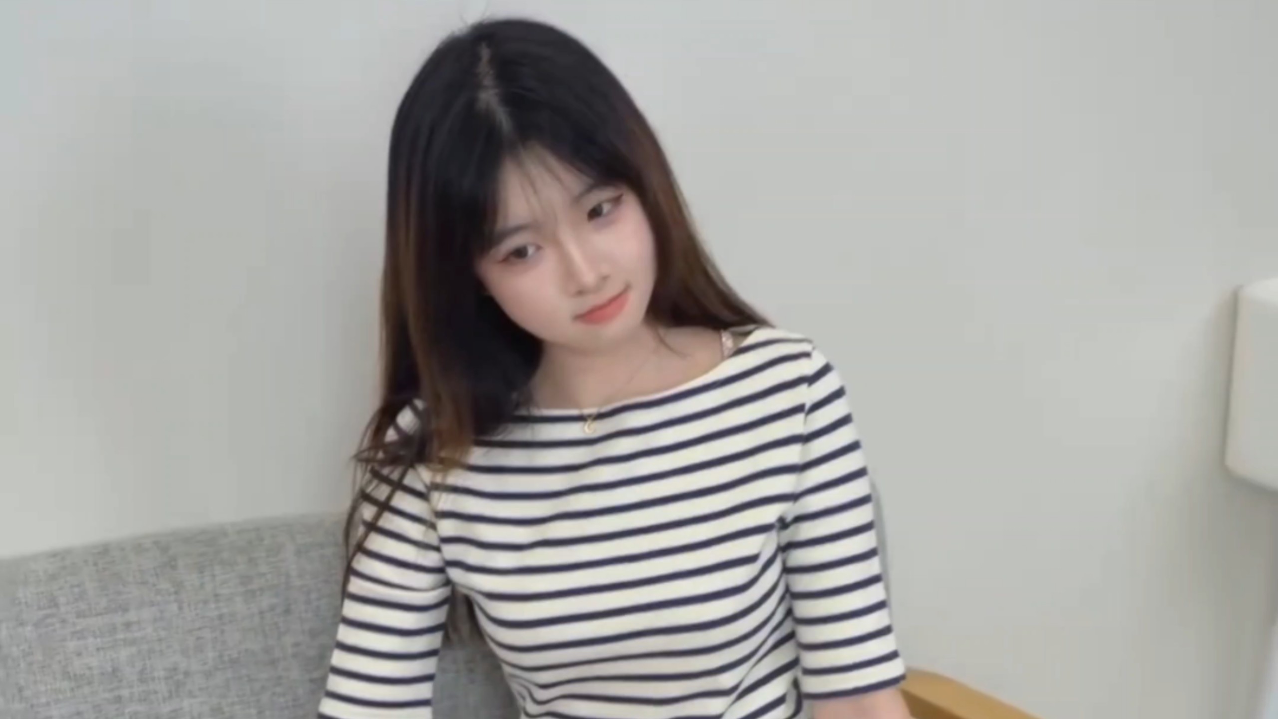 今日份肉丝短裤美女校花月月，值得喜爱，校花美女4K级摄影，纯享版！