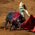西班牙维拉瓦斯斗牛场 险象环生 斗牛士获一耳