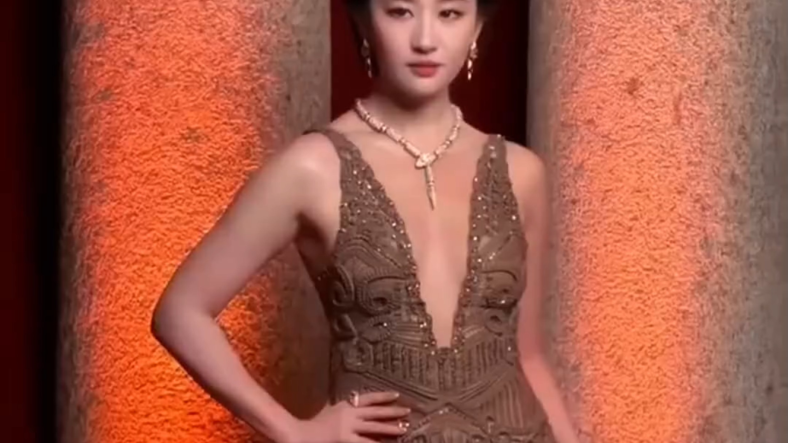 神仙姐姐刘亦菲，开胸吊带复古盘发高定，宝格丽高珠加春夏高定内娱首秀！