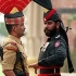 印巴两国边境降旗仪式，士兵们吹胡子瞪眼互不相让！
