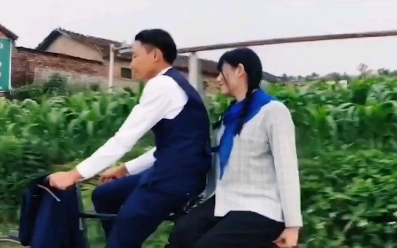 农村表锅的爱情故事，妹崽坐在自行车上笑了