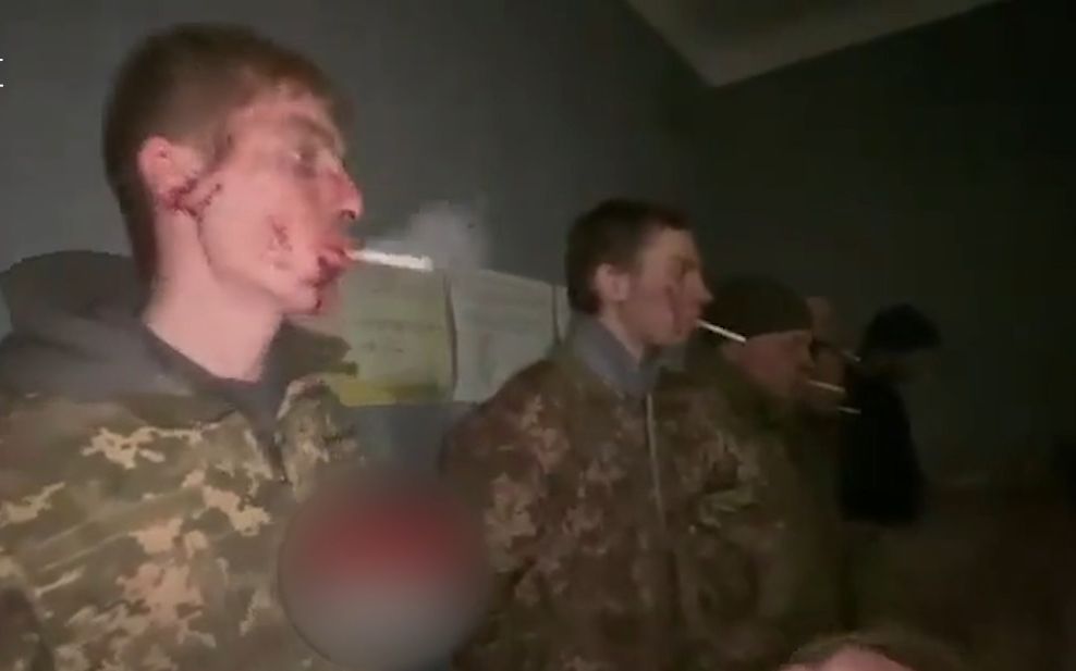 被俘乌士兵镜头！脸上带血被俄士兵分发香烟 其中还有老人和女性