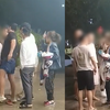 母亲被醉酒儿子殴打，旁观者怒摔其耳光教育，母亲求情：他喝多了