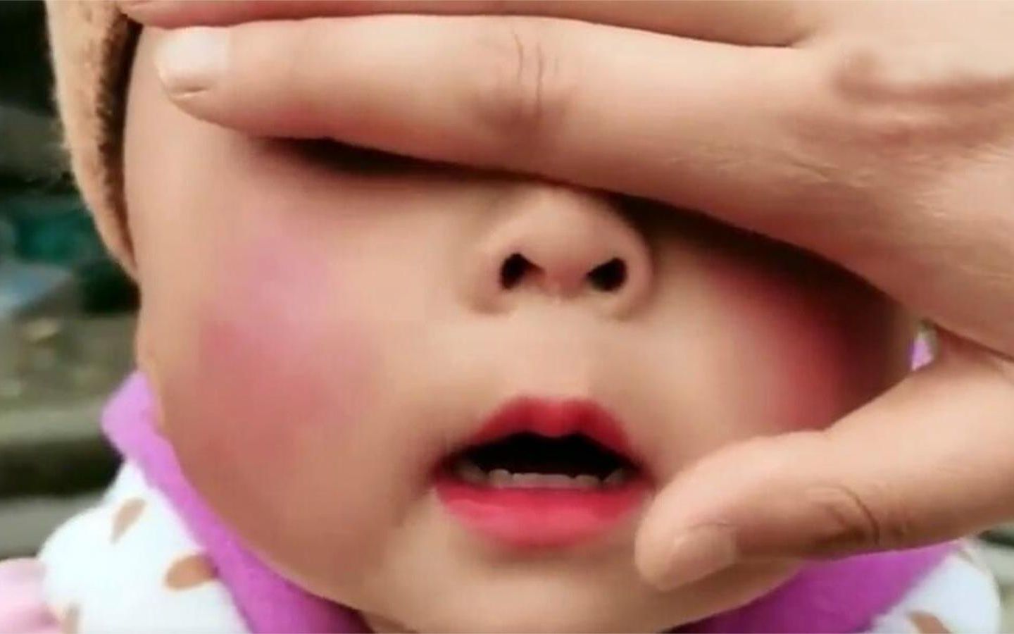 为生下大眼睛宝宝怀孕狂吃葡萄，看到这双眼睛，网友：惊艳到了