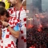 克罗地亚世界杯季军：莫德里奇亲吻奖牌告别 球迷放烟花欢呼庆祝