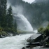 瀑布和河流,放松的自然声音 。