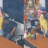 盘点挺真实的尴尬瞬间，难怪都喜欢看监控，终于明白为什么了