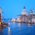《威尼斯的小艇》威尼斯是世界闻名的旅游城市，位于意大利的东北部～