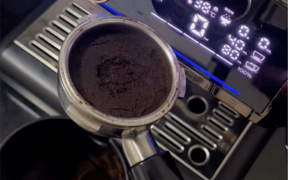 家用咖啡机敲粉渣敲不下来怎么办？马克西姆鲶鱼咖啡机手柄敲粉渣把粉碗一起敲下来了怎么解决？家用咖啡机使用小技巧，怎么清洁咖啡机粉碗？做完咖啡怎么擦手柄残留咖啡粉？