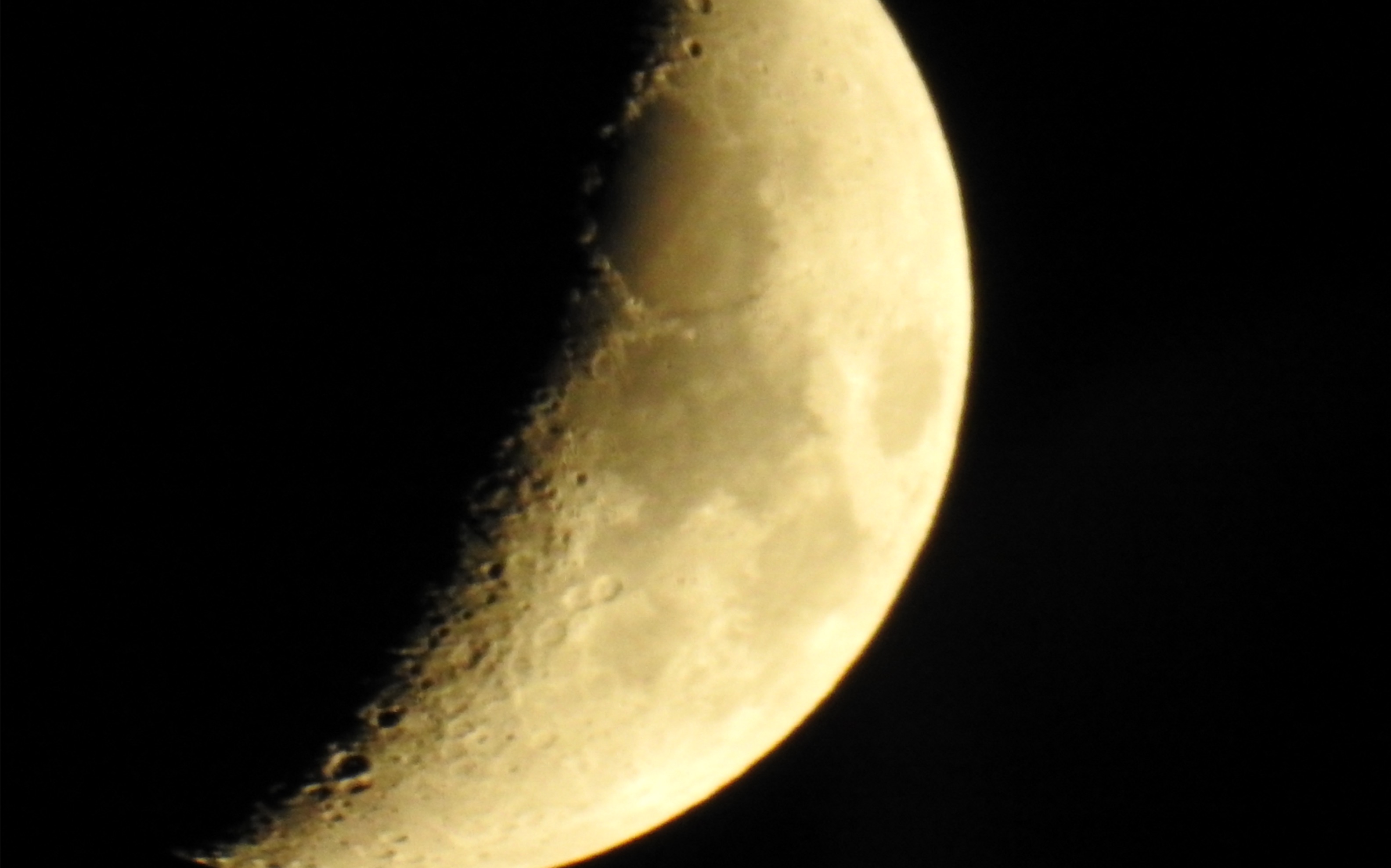 华为mate60pro+拍摄月亮真是遥遥领先，太离谱了！