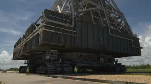 世界上最大的汽车，重达2722吨，需要30位驾驶员才能启动！