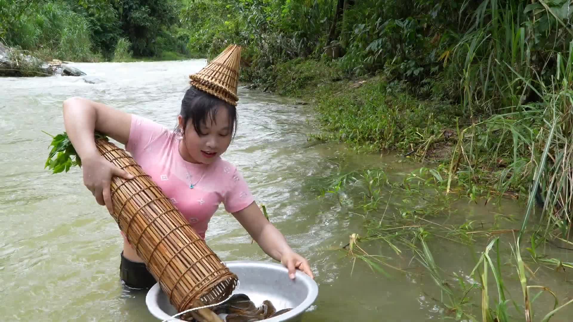 黄妹妹挖蚯蚓背着竹编去河里抓泥鳅，她在河里游泳，抓好多泥鳅
