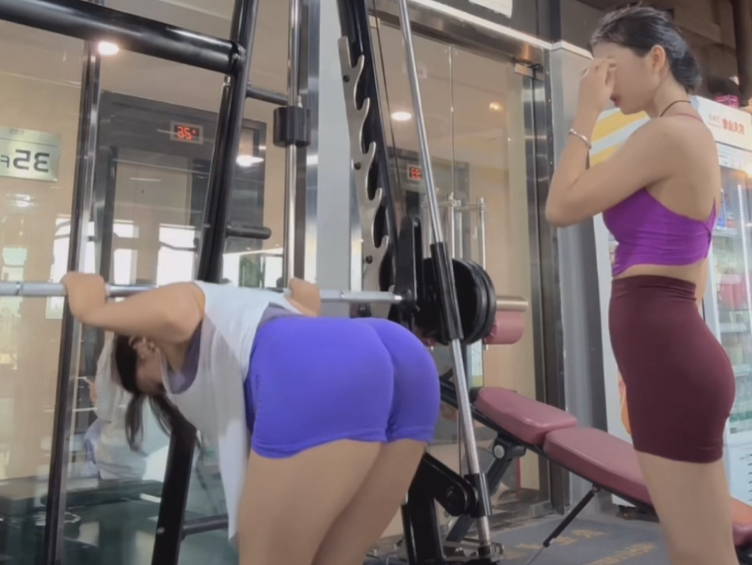 Peach breath: gym back, hip and leg training.