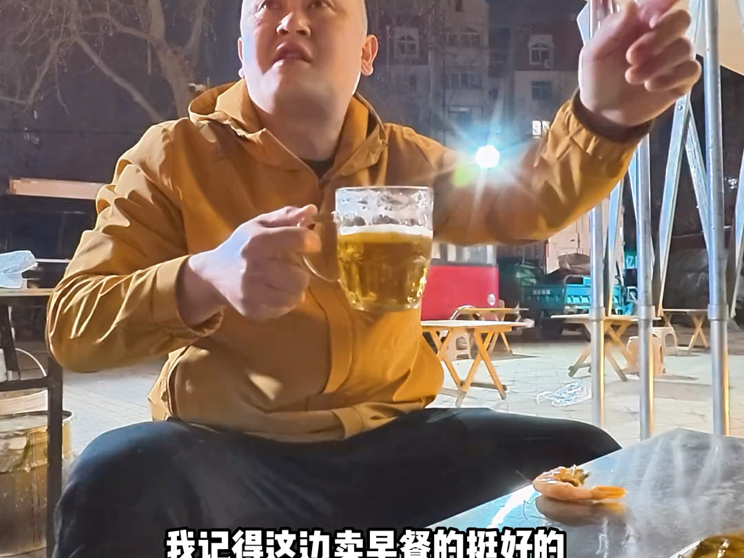 一个人夜骑，看见烧烤摊就骑不动了#啤酒屋#海鲜加工#青岛啤酒