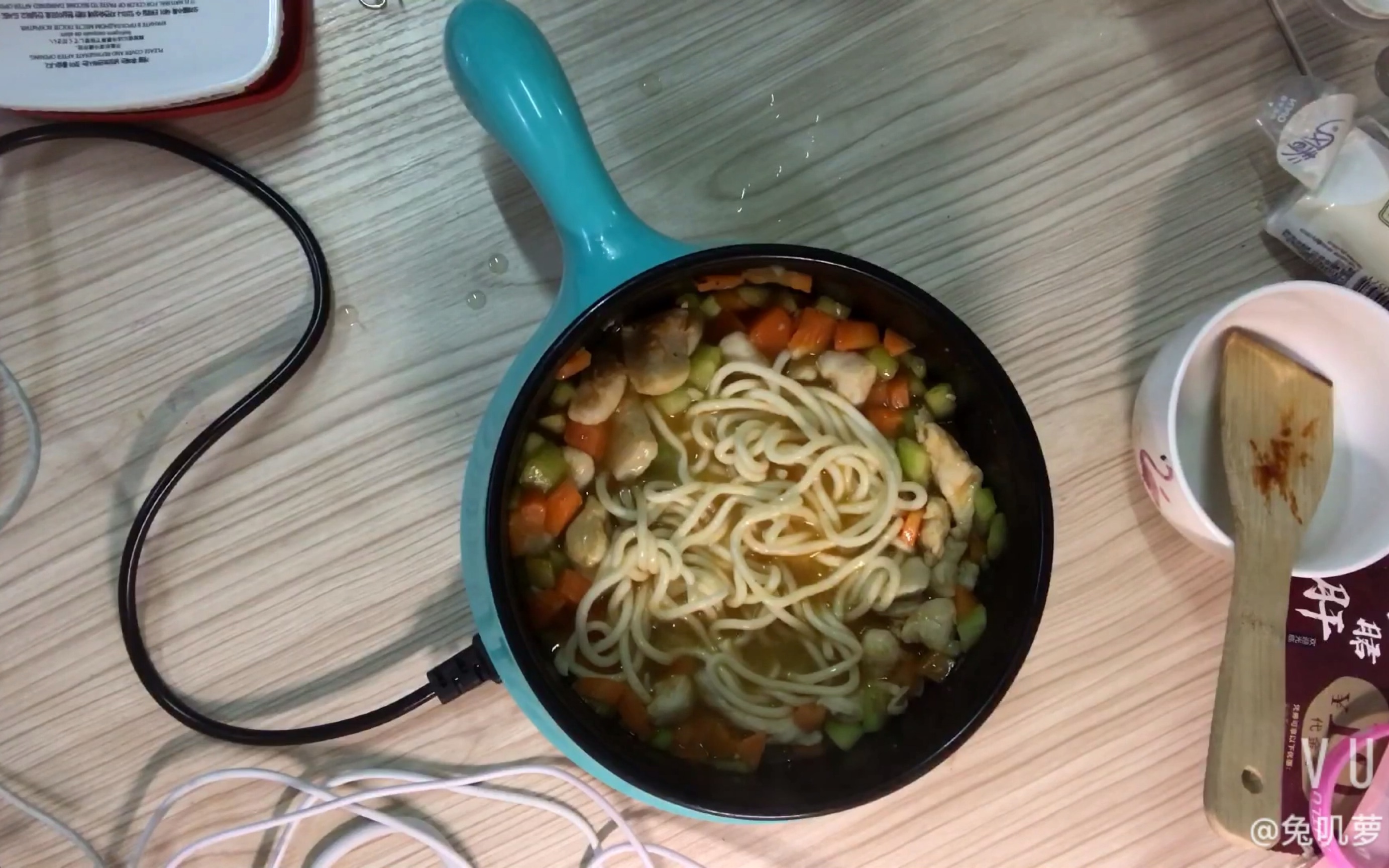 【宿舍料理!!!胡萝卜黄瓜金针菇鸡丁面/网购的虎皮卷/学校食堂的大盘鸡面和自己加的拌面】论勤俭的大二妹子的吃货生活!哔哩哔哩 (゜゜)つロ 干...