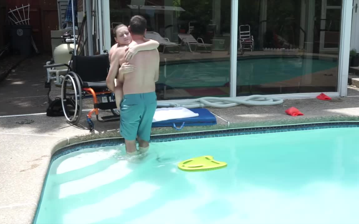 【轮椅】泳池下水！