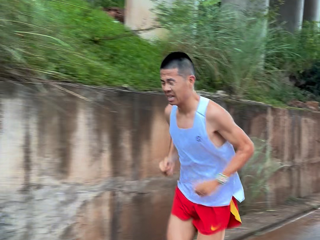 高原跑山训练，从海拔2400跑到3000m，互相鼓励一起进步，没有白练的