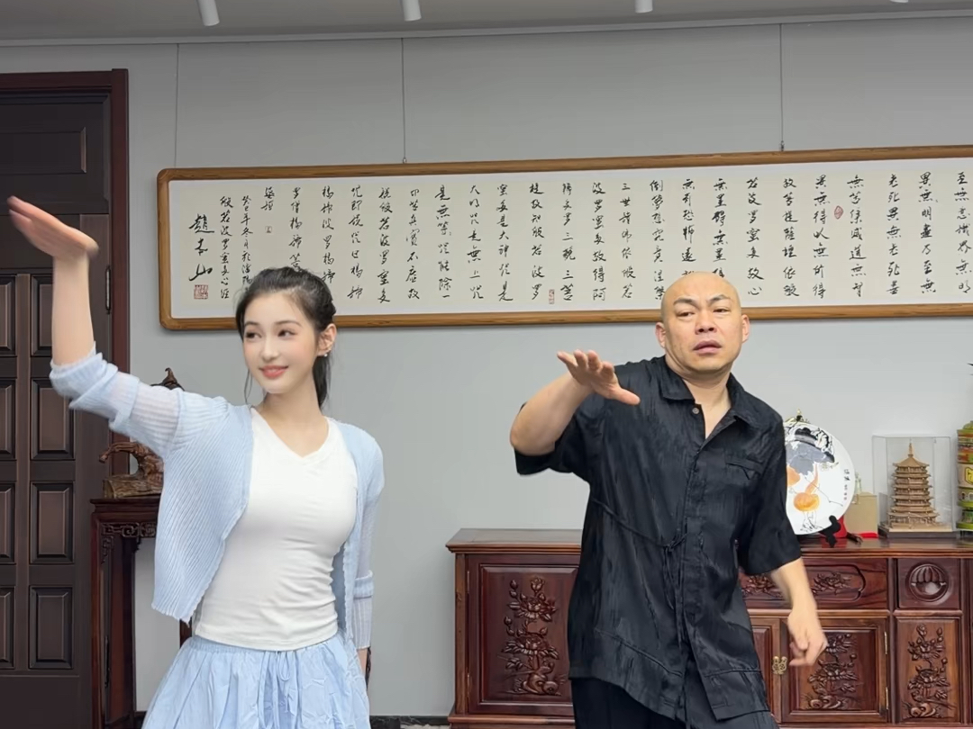 我们野俩，谁跳得好看！