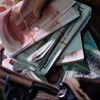 性感美女被强迫跳脱衣舞，老板砸钱打脸