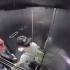 黑人小伙憋屎憋不住，喷电梯里的人一脸，