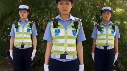 现实版交警手势大全，你一定用得上，看看我们女交警和男交警哪个更飒呢