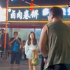 男子挑战“大力锤” 第一锤将众人都整懵了 网友：第一锤紧张了吧