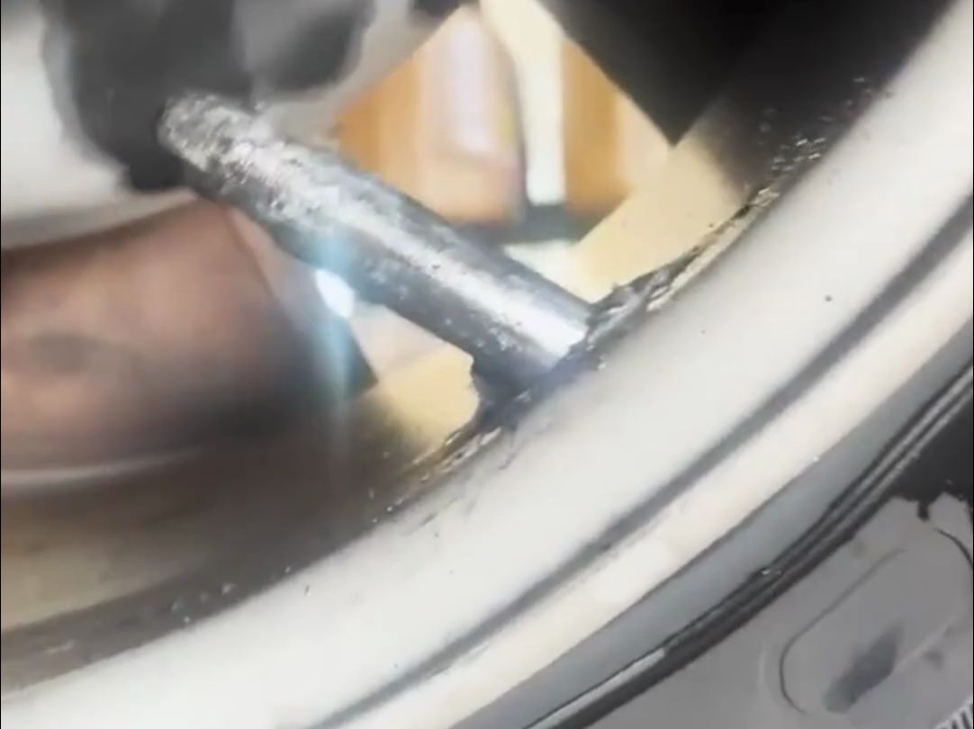 汽修工遇到的离谱故障,客户说轮胎扎了个钉子