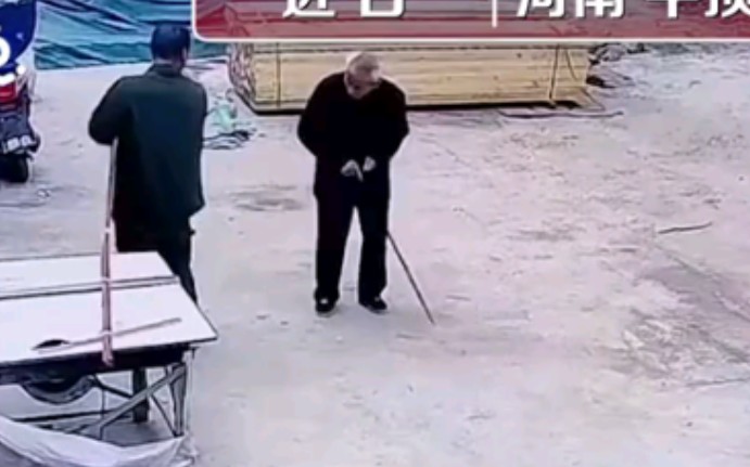 被打也是一种幸福！86岁父亲拿拐杖打儿子母亲冲出维护