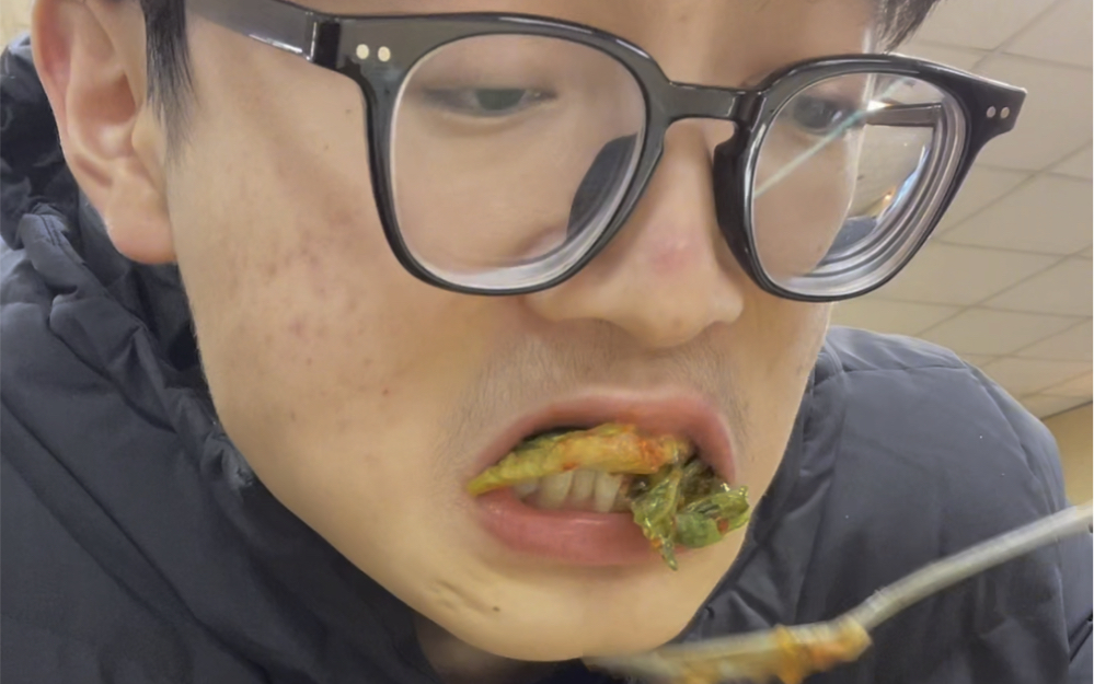 韩国大学食堂泡菜存在的意义就是让你多吃几口饭把它压下去