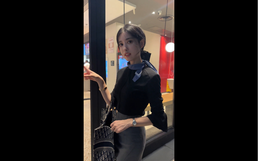 "Mutant costume, can you handle the temptation of Auntie's cheongsam?"