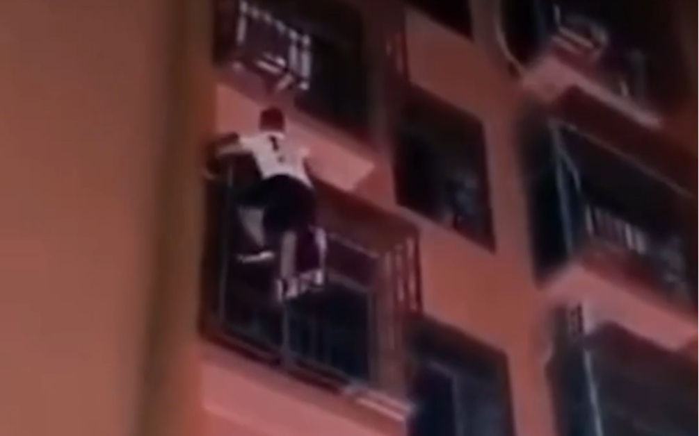男子徒手爬上6楼救人后不敢下来:“我其实恐高... ”