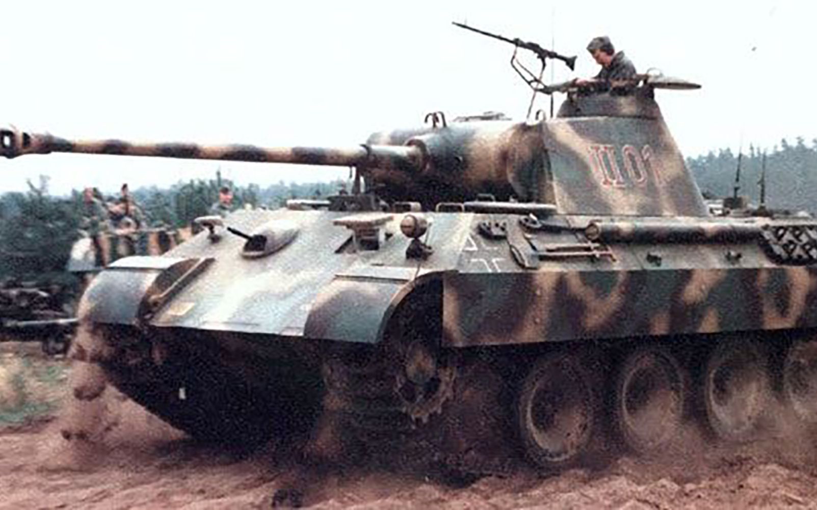 库尔斯克大会战让黑豹坦克的缺点暴露无遗！