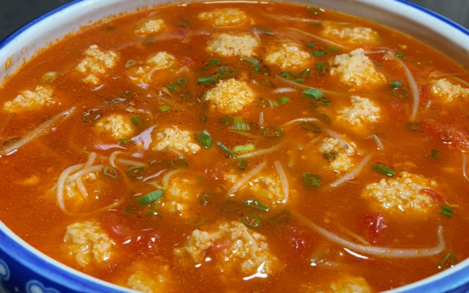厨师长教你西红柿丸子汤的家常做法，步骤详细，汤鲜味美老少皆宜