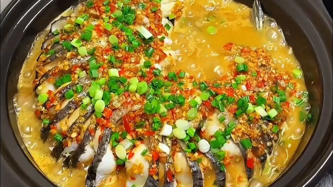 过年别总是做红烧鱼啦 这个砂锅草鱼 热腾腾 香喷喷 鲜嫩又好吃