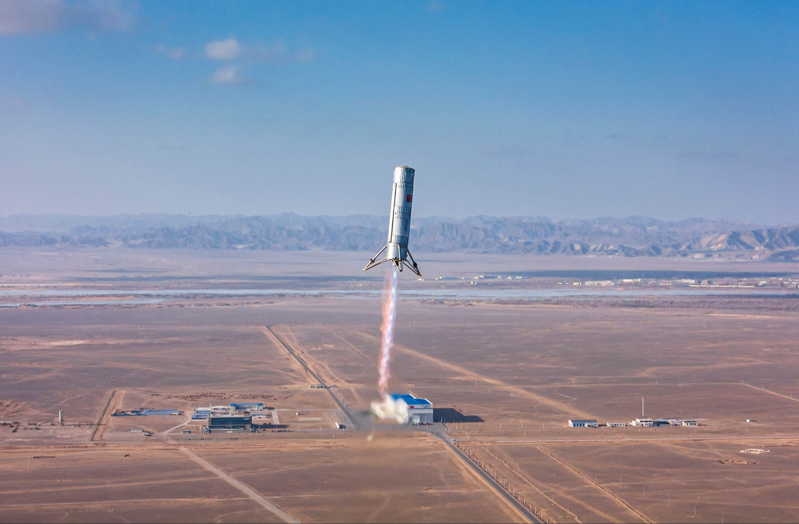 朱雀三号火箭完成首次大型垂直起降飞行试验