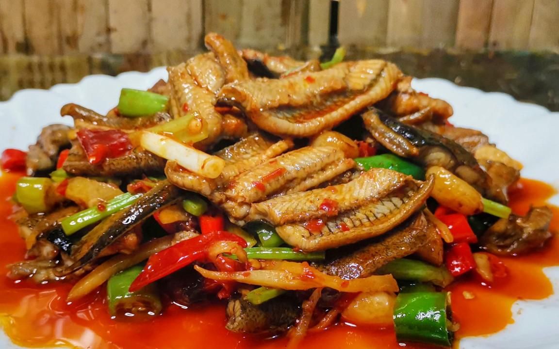 鳝鱼怎么做才好吃？大厨教你：“泡椒鳝鱼”的家常做法，酸辣开胃