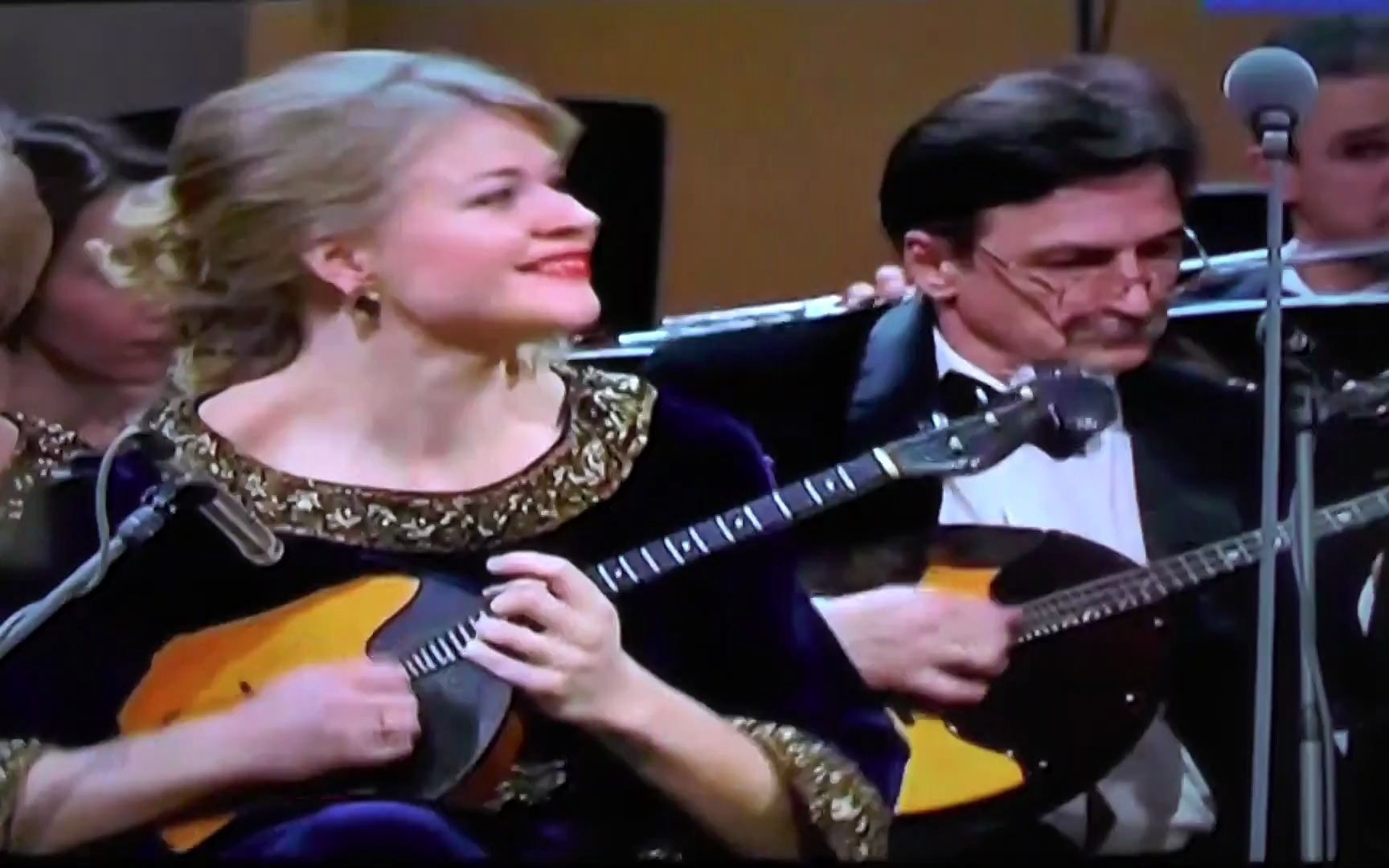 俄罗斯多姆拉琴在乐队中的演出