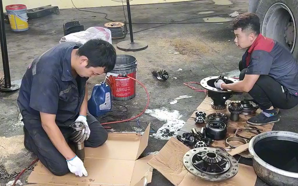 重型货车差速器坏了，实拍维修差速器全过程，差点发生安全事故