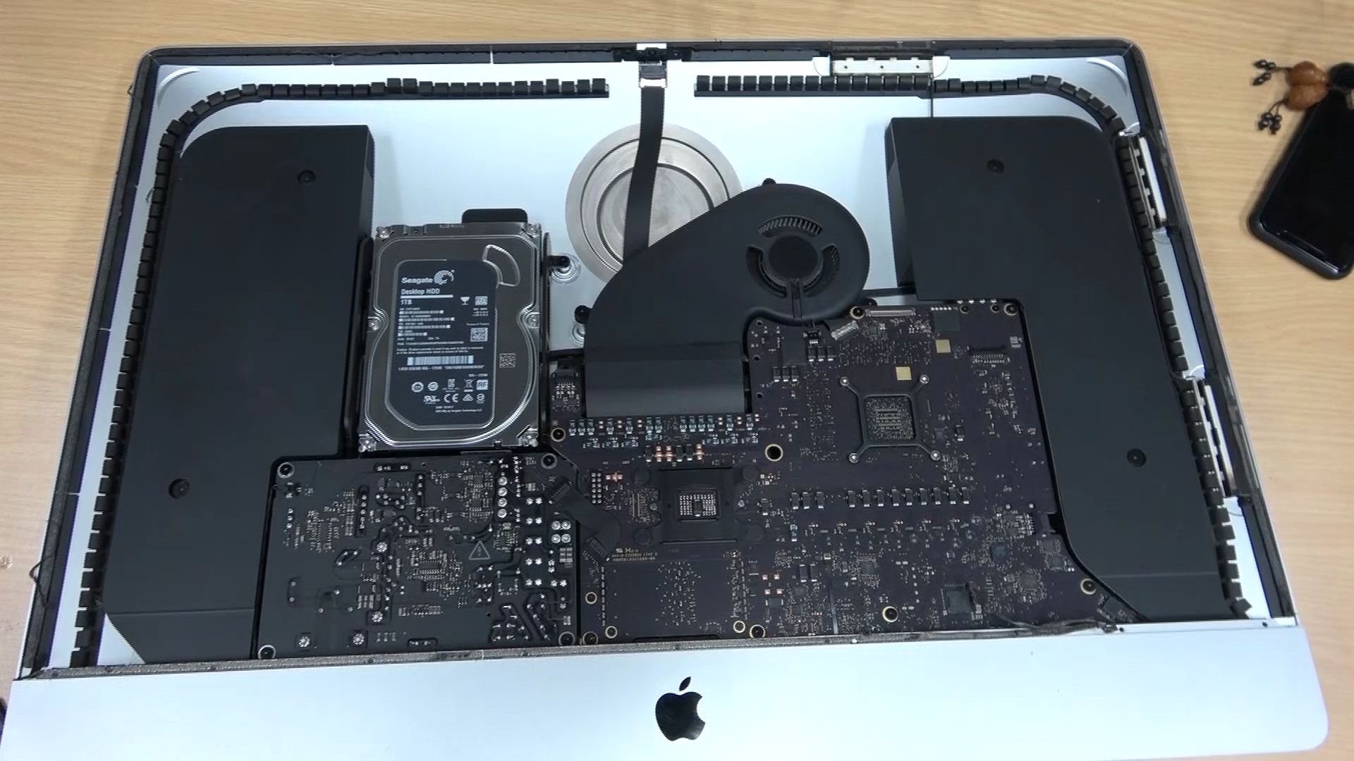 苹果M1版MacBook拆解：布局英特尔版高度神似 | 爱搞机