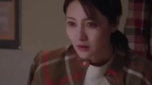 小叔子躺在嫂子的被窝不出来,非要和嫂子一起睡,嫂子也无可奈何