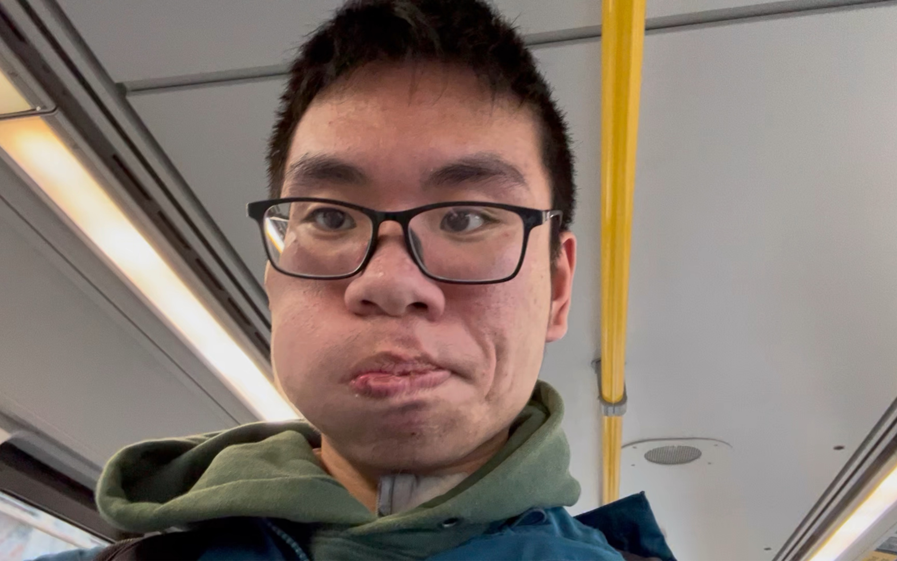 刘宸曦在加拿大地铁上学广州地铁跳科目三