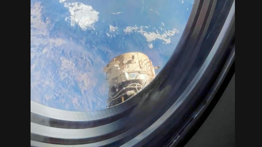 第一视角看载人龙飞船离开空间站