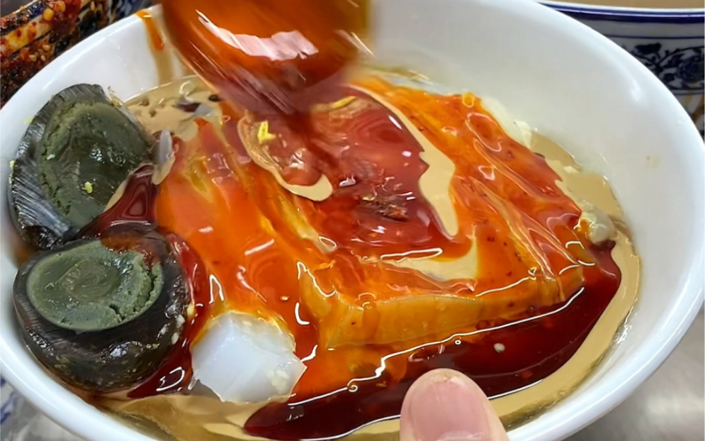 从外地回到西安，连着吃十几种地道小吃才解馋，油泼辣子要补充足