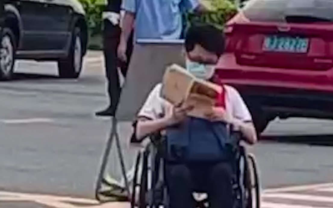 6年求医路也无法磨灭学习热情！广东一少年坐着轮椅参加高考