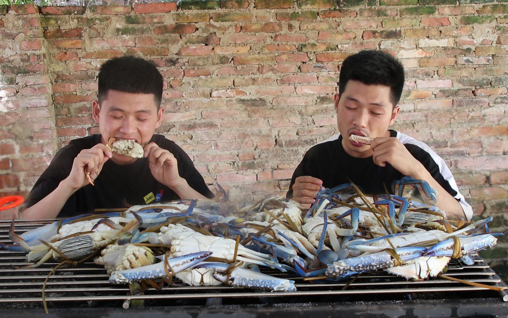 海边人吃海鲜真豪横，手掌大的兰花蟹直接烤着吃，反正螃蟹也不贵