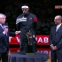 2011-2012赛季NBA常规赛MVP颁奖仪式，詹姆斯个人第三座MVP奖杯
